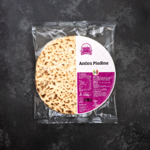 Confezione di Antica Piadina, con 3 pezzi da 390g. L'etichetta evidenzia che il prodotto è fatto con ingredienti italiani e fornisce informazioni nutrizionali come energia, grassi e carboidrati. La piadina viene descritta come 'Antica Piadina' con il marchio 'Il Panaro'.