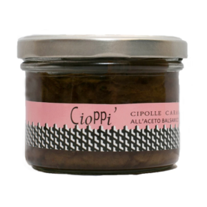 Vasetto di "Cioppi'", cipolle caramellate all'aceto balsamico, con etichetta rosa e coperchio in metallo.