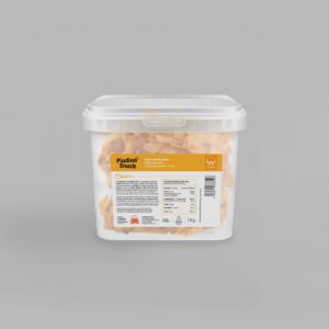 Confezione di Piadina Snack Classica da 1 kg in contenitore trasparente, con una vista chiara del prodotto all'interno. L'etichetta evidenzia che si tratta di bastoncini croccanti di piadina fritta, senza conservanti, per uno snack genuino e gustoso. La confezione mostra anche informazioni nutrizionali e dettagli sul prodotto.