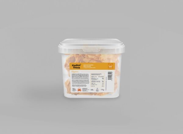 Confezione di Piadina Snack Classica da 1 kg in contenitore trasparente, con una vista chiara del prodotto all'interno. L'etichetta evidenzia che si tratta di bastoncini croccanti di piadina fritta, senza conservanti, per uno snack genuino e gustoso. La confezione mostra anche informazioni nutrizionali e dettagli sul prodotto.