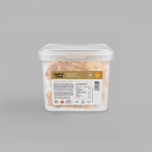 Piadina Snack" ai semi di lino e chia. I bastoncini di piadina fritta croccante sono contenuti in un contenitore trasparente con l'etichetta marrone. L'etichetta fornisce informazioni nutrizionali e dettagli sui semi di lino e chia, con il marchio del prodotto in evidenza.