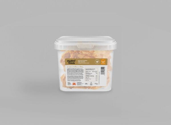 Piadina Snack" ai semi di lino e chia. I bastoncini di piadina fritta croccante sono contenuti in un contenitore trasparente con l'etichetta marrone. L'etichetta fornisce informazioni nutrizionali e dettagli sui semi di lino e chia, con il marchio del prodotto in evidenza.