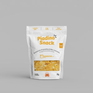 Confezione di Piadina Snack Classica da 70g. La busta evidenzia che il prodotto consiste in bastoncini di piadina fritta croccante, senza lievito né conservanti. Un gusto tradizionale per uno snack sano e gustoso.
