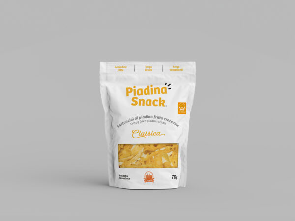Confezione di Piadina Snack Classica da 70g. La busta evidenzia che il prodotto consiste in bastoncini di piadina fritta croccante, senza lievito né conservanti. Un gusto tradizionale per uno snack sano e gustoso.