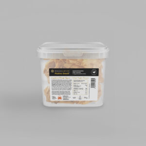 Piadina Snack al Gusto di Tartufo Bianco" da 1 kg, prodotta da ITALIA TARTUFI. La confezione presenta il marchio "IL PANARO" e una etichetta che evidenzia il gusto di tartufo bianco. I bastoncini di piadina sono descritti come "fritti e croccanti", e l'etichetta fornisce informazioni nutrizionali, ingredienti e altre informazioni utili. La confezione è ideale per una quantità maggiore rispetto alla versione da 70g.