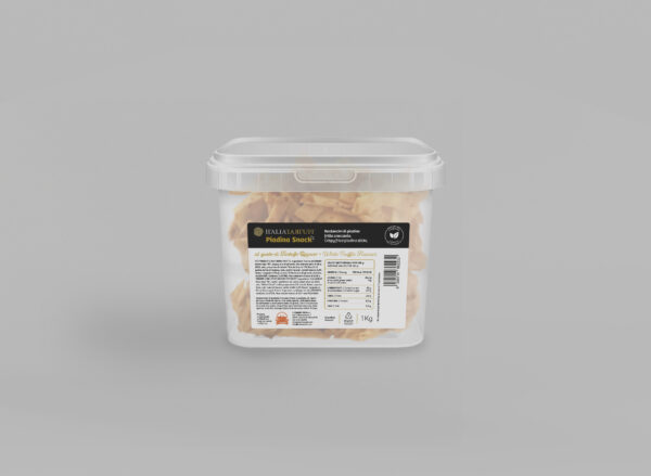 Piadina Snack al Gusto di Tartufo Bianco" da 1 kg, prodotta da ITALIA TARTUFI. La confezione presenta il marchio "IL PANARO" e una etichetta che evidenzia il gusto di tartufo bianco. I bastoncini di piadina sono descritti come "fritti e croccanti", e l'etichetta fornisce informazioni nutrizionali, ingredienti e altre informazioni utili. La confezione è ideale per una quantità maggiore rispetto alla versione da 70g.