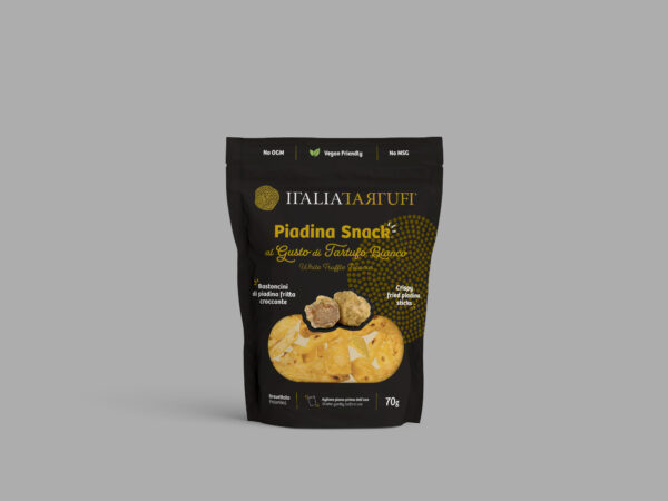 Piadina Snack al Gusto di Tartufo Bianco" prodotta da ITALIA TARTUFI. La confezione è di colore scuro con un design elegante, evidenziando il gusto di tartufo bianco. Il prodotto è descritto come "Bastoncini di piadina fritta croccante" e viene presentato in una confezione da 70g. La confezione include anche informazioni come l'assenza di OGM, la compatibilità vegana e la non presenza di MSG (glutammato monosodico).