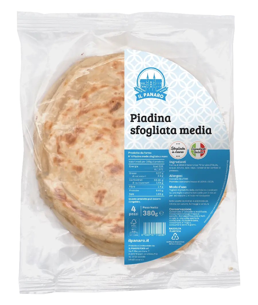 Confezione di Piadina sfogliata media, contenente 4 pezzi da 380g, etichetta che mostra ingredienti, valori nutrizionali e la dicitura 'Prodotto da forno'. La piadina è descritta come 'sfogliata a mano' con un richiamo alla tradizione italiana.