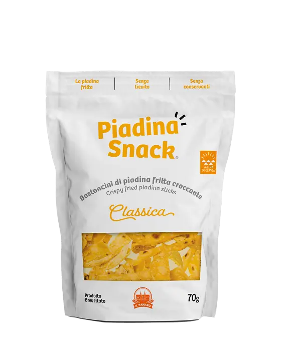 Piadina Snack Classica" prodotta da "Il Panaro". Il prodotto contiene bastoncini di piadina fritta croccante, ed è descritto come "senza lievito" e "senza conservanti". La confezione pesa 70g e presenta l'etichetta in italiano e in inglese, evidenziando la croccantezza dei bastoncini e il fatto che sia un prodotto brettato.